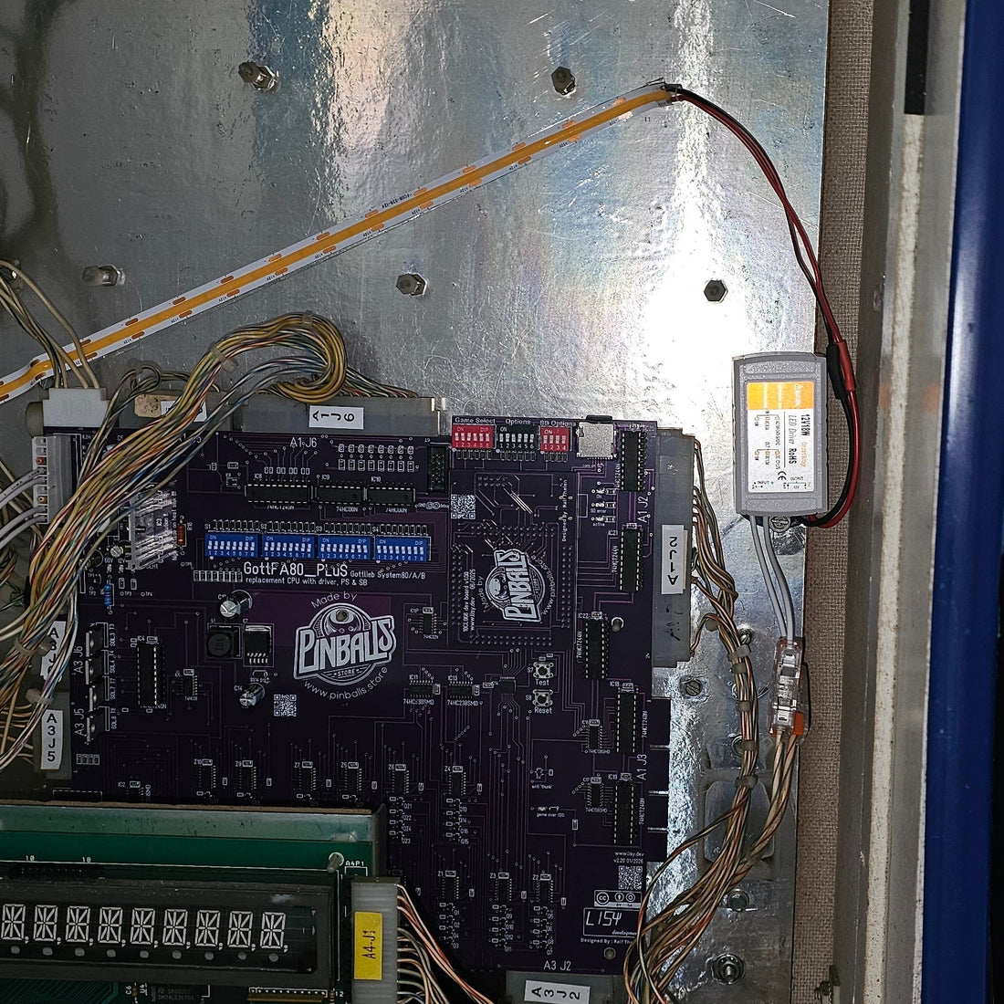 Carte GottFA80_Plus et ruban LED installés dans le fronton d'un Gottlieb System 80B