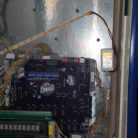 Carte GottFA80_Plus et ruban LED installés dans le fronton d'un Gottlieb System 80B