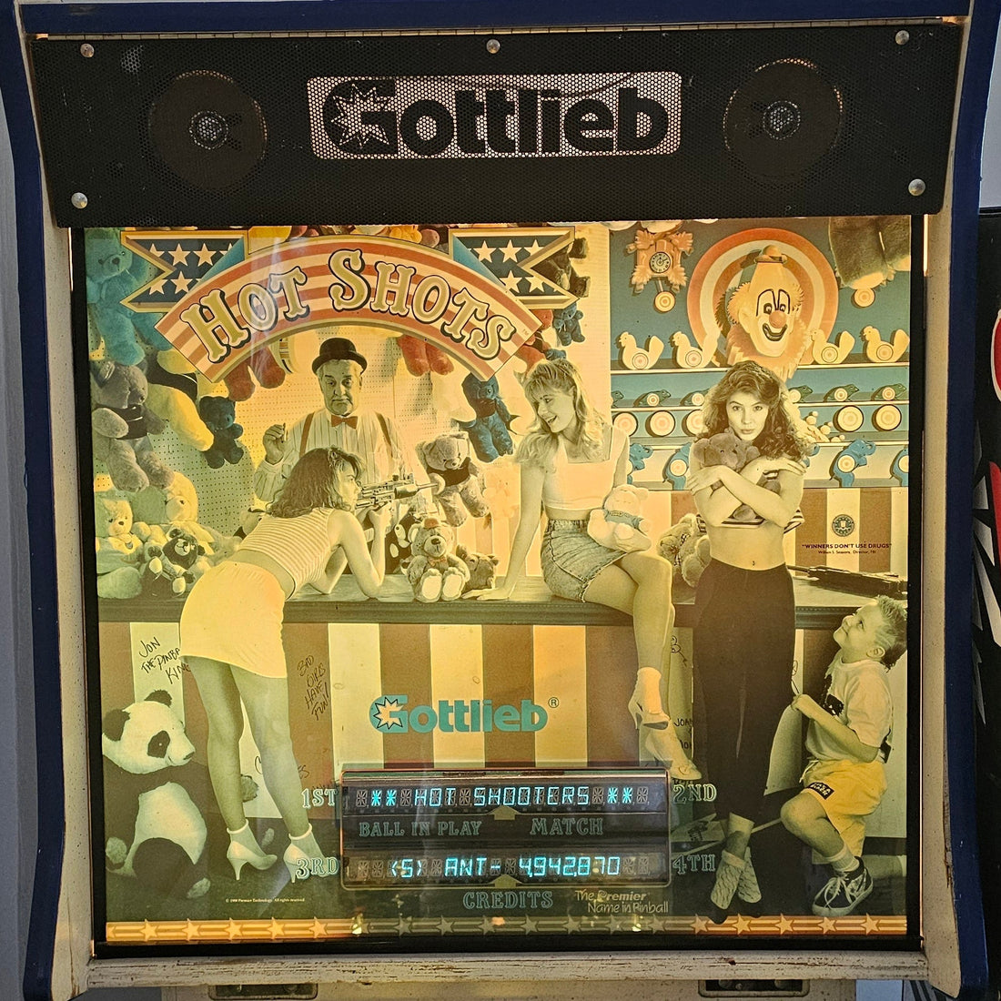Backglass d'un Gottlieb Hot Shots (System 80B) éclairé de façon homogène après remplacement du néon de fronton par un kit LED