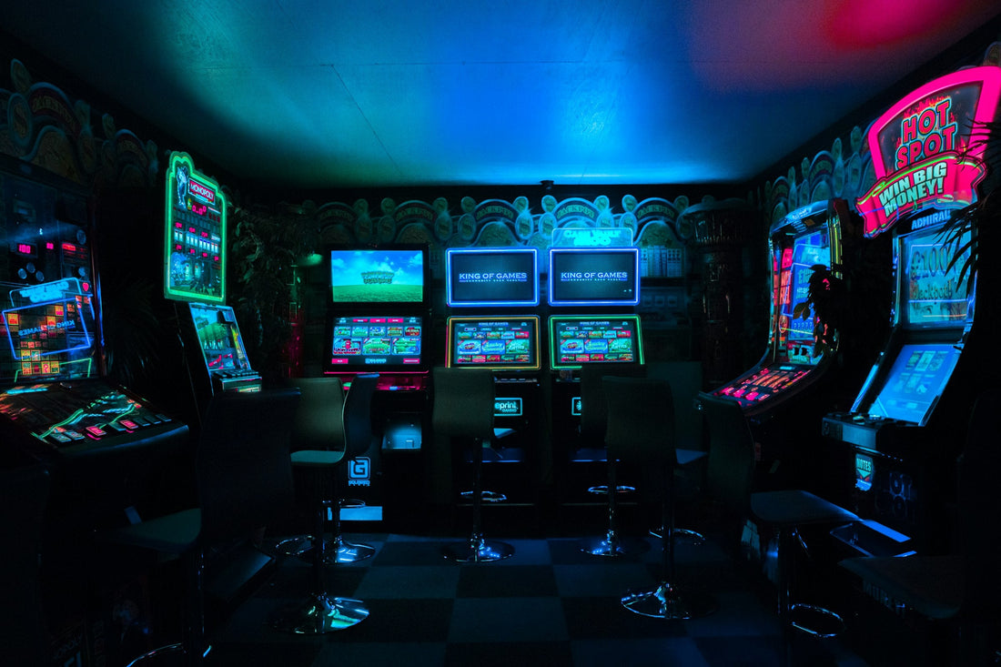 Salle de jeux façon bar de sous-sol : machines d'arcade, néons et ambiance de soirée à la maison