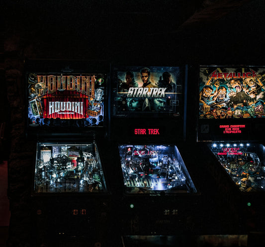 Rangée de flippers alignés sur le floor d'une expo — Pinball Expo 2026, Chicago